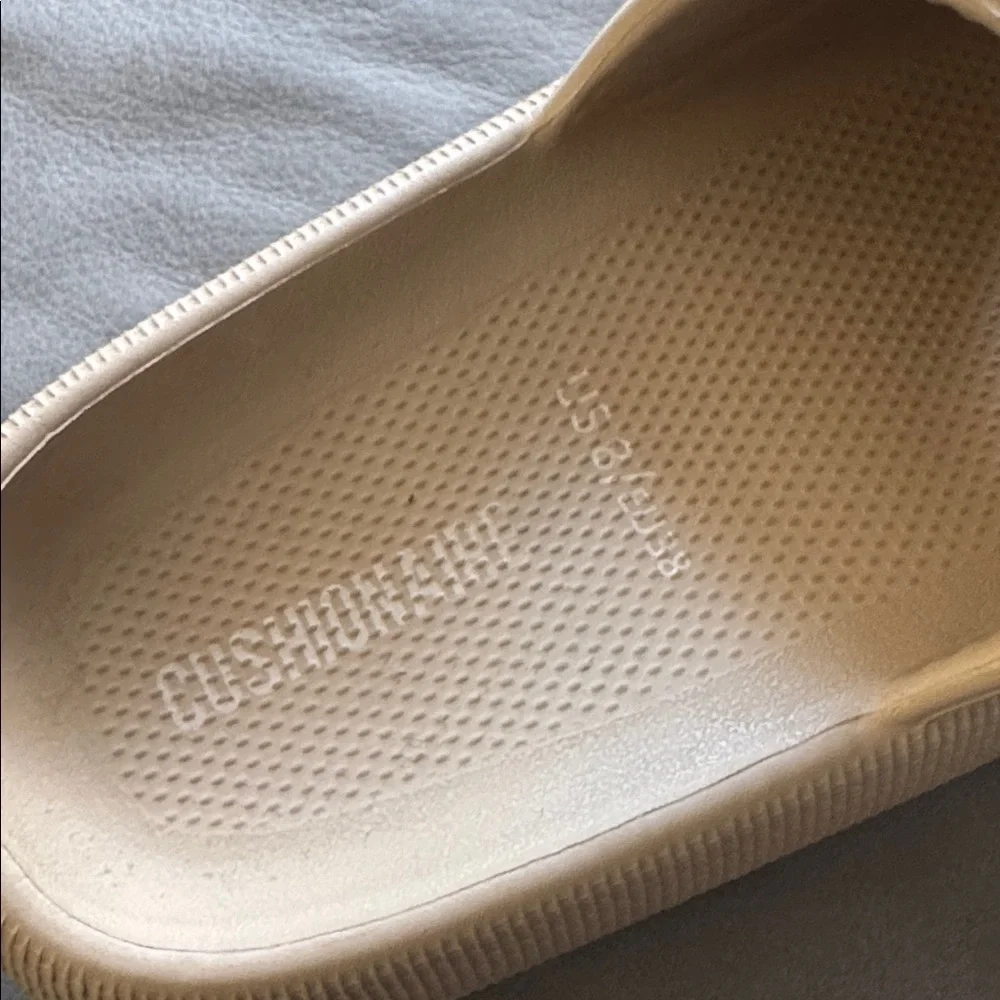 Cushionaire Feather Cloud tan slide sandal. Thick foam. Waterproof. Size 38 (8).